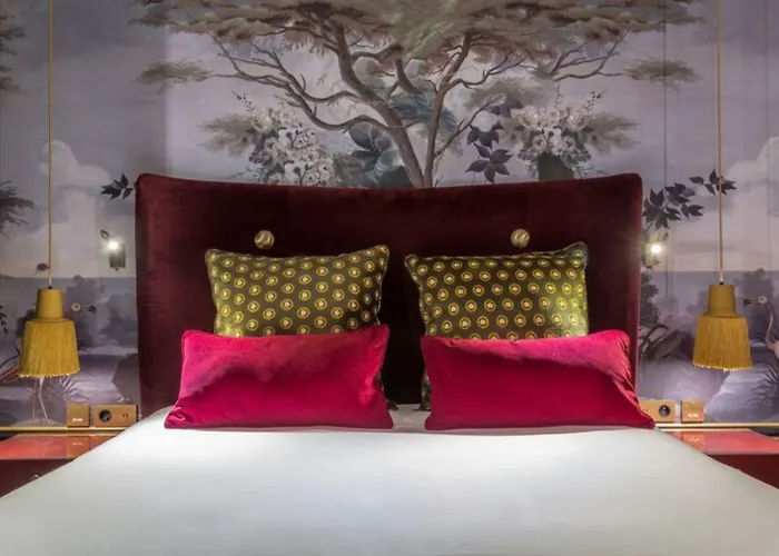 Snob Hotel