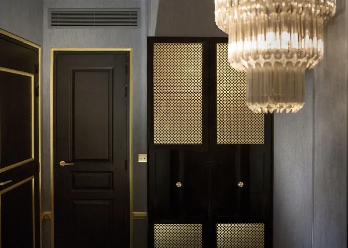 Snob Hotel